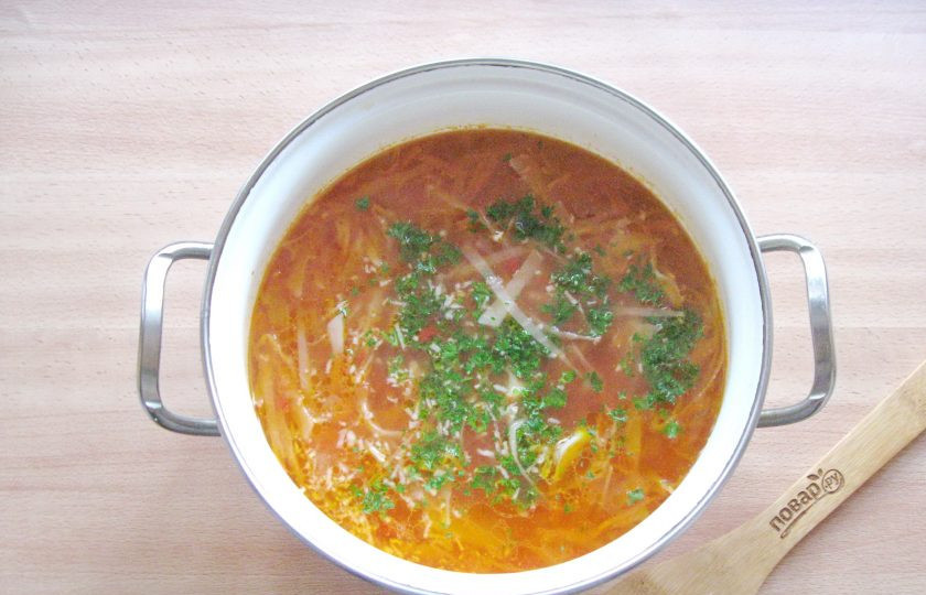 1. Этап. Щи из свежей капусты без зажарки: Петрушку мелко нарежьте и выложите в готовые щи.