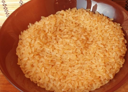 1. Этап. Вешенки с рисом: 4. Параллельно промойте рис, залейте его водой и поставьте на огонь.