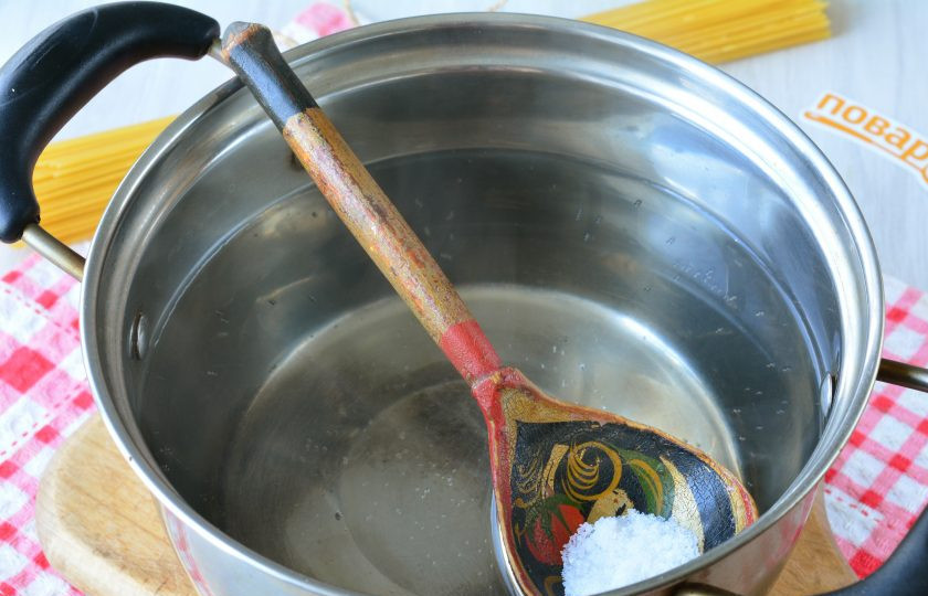 1. Этап. Волосатые сосиски: Вскипятите воду в кастрюле (около 1,5 литра) и посолите по вкусу.