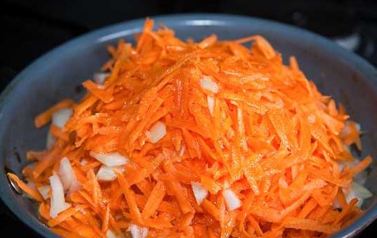 1. Этап. Суп грибной с шампиньонами: 6. На отдельную сковороду налейте масло, разогрейте и выложите овощи. Жарьте, помешивая, до золотистого цвета.