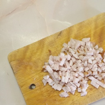 1. Этап. Салат Мария: Копченую грудку нарезать мелкими кубиками.