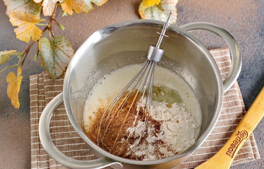 1. Этап. Торт Зебра в микроволновке: Перемешайте. Добавьте 2 ст.л. муки, 1 ст.л. какао, 1 ст.л. растительного масла и 1/2 ч.л. разрыхлителя.