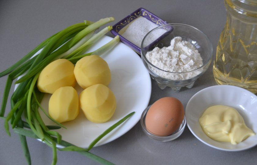 1. Этап. Драники на майонезе: Подготовьте ингредиенты.