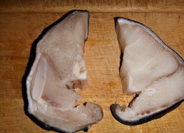 1. Этап. Стейк голубой акулы: Стейки разморозьте и промойте. Их стоит подготовить, чтобы избавится от неприятного запаха и возможной горечи.