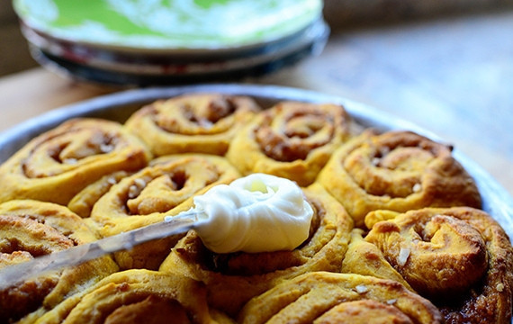 1. Этап. Тыквенные булочки с корицей и орехами: 9. Смажьте готовые остывшие булочки сливочным кремом и наслаждайтесь домашней выпечкой.