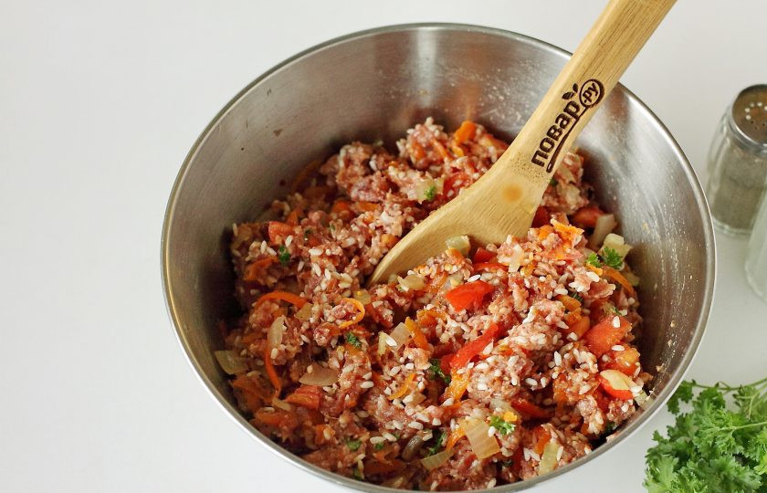 1. Этап. Фаршированные перцы с фаршем и помидорами: Тщательно все перемешайте.