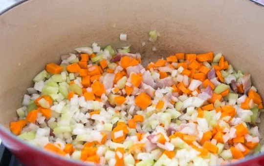 1. Этап. Зимний фасолевый суп: 2. Добавьте к бекону морковь, сельдерей, лук, уменьшите огонь и готовьте все около 15 минут. Добавьте пропущенные через пресс чеснок и готовьте пару минут.