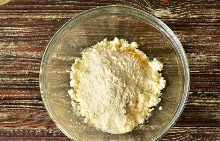 1. Этап. Сырники с кунжутом: Всыпьте муку. Хорошо все перемешайте.