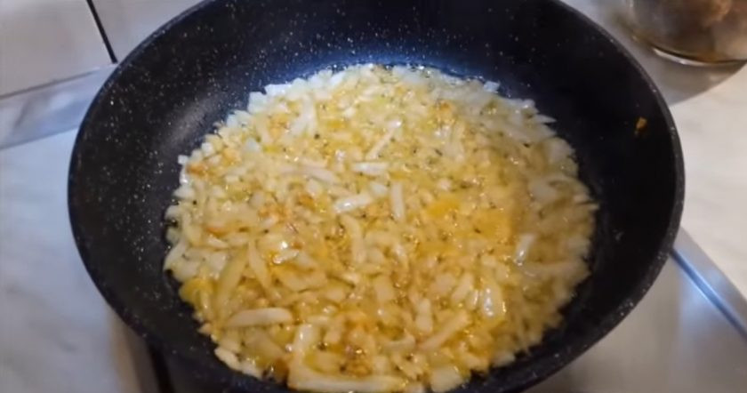 1. Этап. Спагетти с мясными фрикадельками в овощном соусе: 3. Мелко нарежьте чеснок, лук репчатый и зелень. Сладкий перец нарежьте ломтиками, а из горького перца удалите семена, мелко нарежьте перчик. Слегка обжарьте чеснок, затем добавьте лук и обжарьте его до прозрачности.