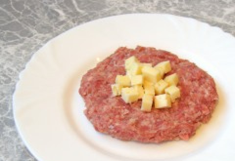 1. Этап. Котлеты с сыром: Из фарша делаем небольшие лепешки, в центр которых выкладываем сыр. Соль и перец по вкусу.