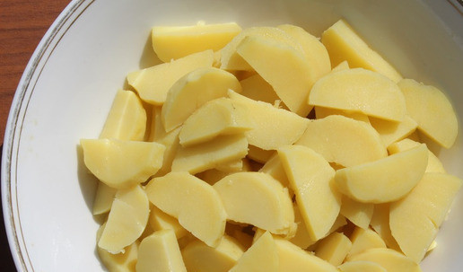 1. Этап. Картофельный салат: Картофель порезать кубиком или ломтиками.
