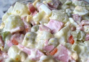 1. Этап. Салат в желе: 8. Затем заправляем салат и хорошо перемешиваем. Выкладываем в любые формочки и ставим в холодильник на 4-5 часов до полного застывания.