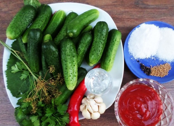 1. Этап. Огурчики с кетчупом на зиму: Подготовьте все необходимые ингредиенты.