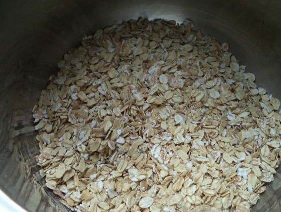 1. Этап. Овсяный кисель старинный: Ставим нагреваться чайник. Нам понадобится теплая вода, градусов 40. Высыпаем овсяные хлопья в кастрюлю. Заливаем их теплой водой по пропорции.