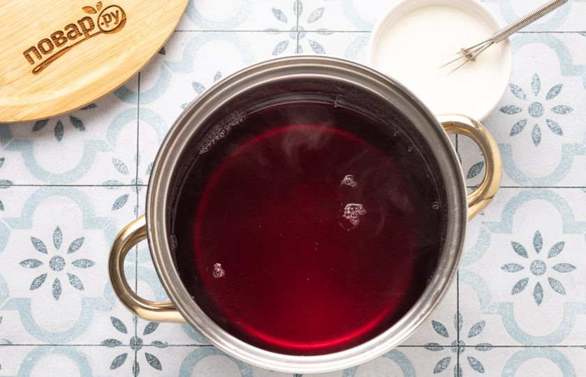 1. Этап. Кисель из замороженной вишни: Перелейте обратно получившуюся жидкость, добавьте сахар и снова доведите до кипения. В небольшой отдельной емкости разведите крахмал с холодной водой.