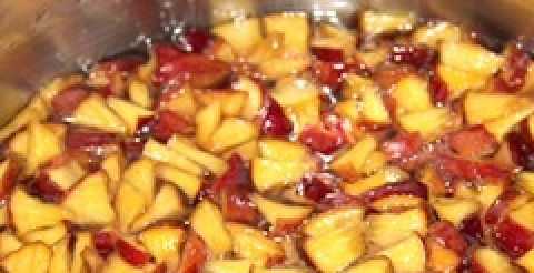 1. Этап. Варенье из персиков в сиропе: На следующий день нагрейте персики в сиропе до кипения, выключите плиту и оставьте варенье еще на сутки. Крышкой не закрывайте, можно просто прикрыть марлей, также не забывайте периодически размешивать.