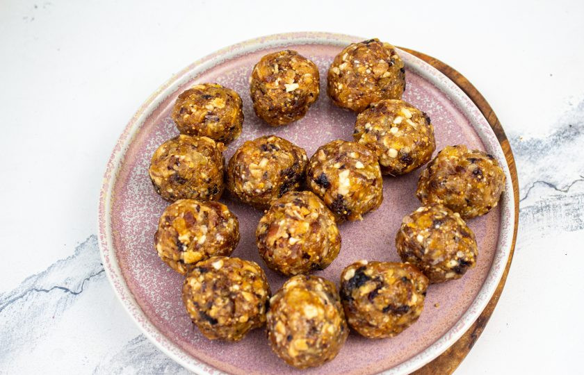 1. Этап. Конфеты из сухофруктов в шоколаде: Слегка влажными руками сформируйте небольшие шарики. Уберите заготовки в морозильную камеру на 30-60 минут.