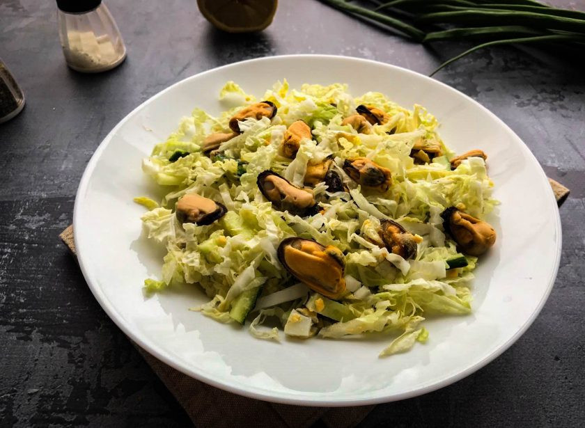 1. Этап. Салат с пекинской капустой и мидиями: Салат из пекинской капустой с мидиями готов. Приятного аппетита!