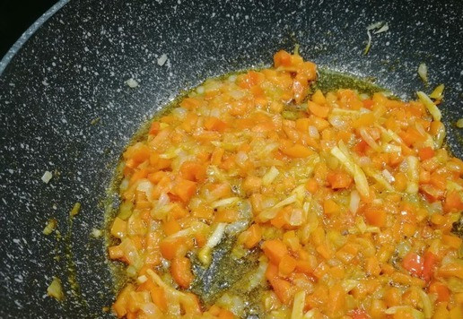 1. Этап. Чечевица с карри: Добавить перец и карри, хорошо перемешать и обжарить помешивая ~ 2-3 мин. при среднем нагреве для раскрытия карри.