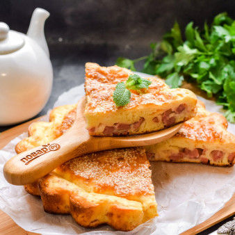 Быстрый пирог с колбасой