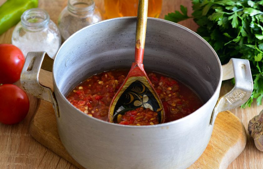 1. Этап. Салат на зиму Зверобой: Проварите салат 15 минут на среднем огне.