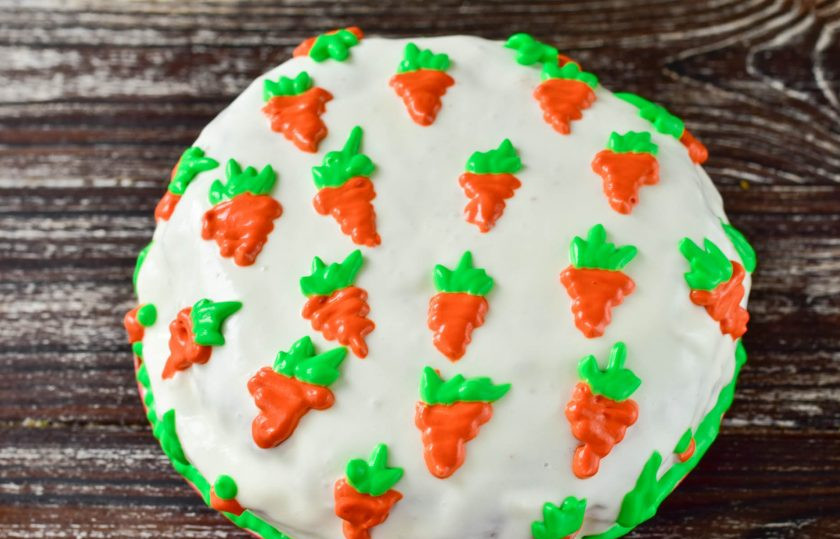 1. Этап. Морковный торт с ананасами: Украсьте торт по своему вкусу. Отправьте его на ночь в холодильник, а потом смело подайте к столу.