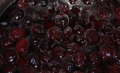 1. Этап. Варенье без косточек из черешни: 1. Черешню очищаем от мусора и достаем все косточки. Засыпаем сахаром, оставим немного пустить сок, а затем на слабом огне доводим до кипения, чтобы весь сахар растворился.