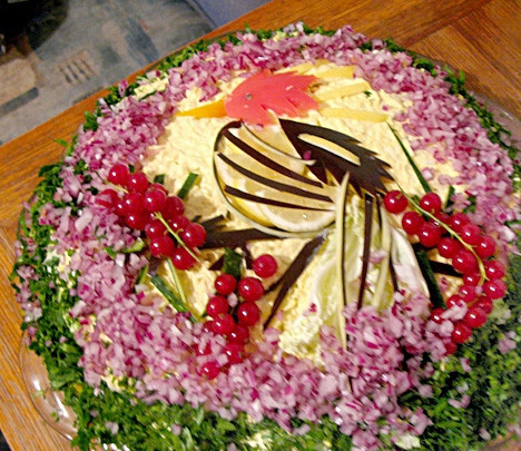 1. Этап. Салат Птичка: Затем тёртое яблоко. Последний слой - тёртые яйца. Украшаем салат 