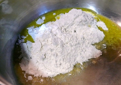 1. Этап. Мусака с бараниной: Чтобы приготовить бешамель, нужно разогреть сотейник или кастрюлю с толстым дном. Положить туда 3 столовых ложки сливочного масла. Когда оно растопится, добавить 3 столовых ложки (с горкой) муки.