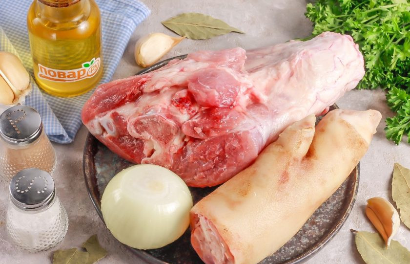 1. Этап. Холодец по-деревенски: Подготовьте указанные ингредиенты. Тщательно промойте рульку и ножку, соскоблите кожу.