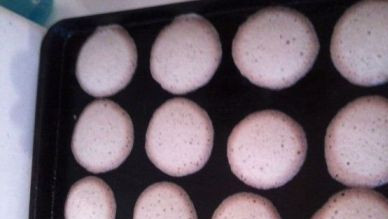 1. Этап. Печенье Свиные ушки: Выпекаем в разогретой до 180 градусов духовке всего минут 10. Цвет готовых печенюшек должен быть светло-желтым.