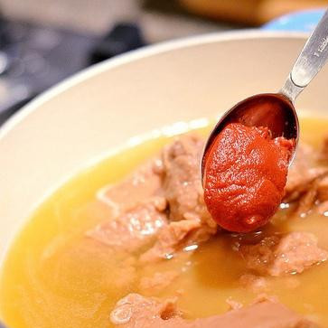 1. Этап. Энфриджоладас: 1. Разогреть фасоль в большой сковороде. Добавить овощной бульон, воду, томатную пасту и перемешать до однородной массы.