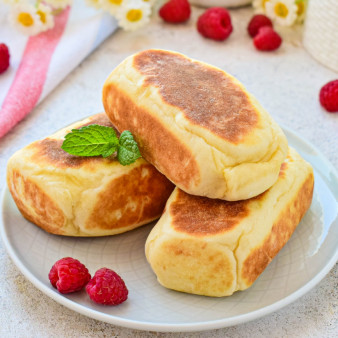 Жареные пирожки на сухой сковороде