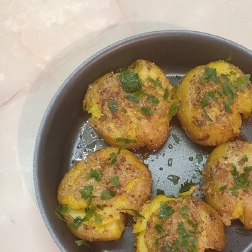 1. Этап. Битый картофель по-австралийски: Подавать, посыпав зеленью, измельченным чесноком или просто полив растопленным сливочным маслом. Приятного аппетита!