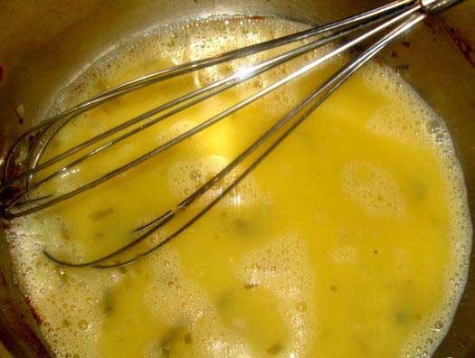 1. Stage. Semifredo Ice Cream: Separate the egg yolks from the proteins. Whisk the yolks with sugar to a light mass, whisk the whites separately to a state of cool foam.