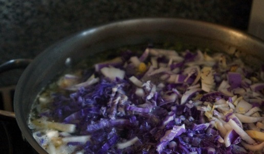 1. Этап. Зимний овощной суп с говядиной: Как только бульон закипел снова, отправить в кастрюлю пекинскую капусту, следом брокколи, убавить огонь до среднего.