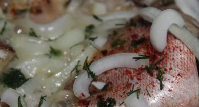 1. Этап. Тушеный морской окунь: Чистим лук, нарезаем его тонкими полукольцами. Отправляем лук на сковороду к рыбе, посыпаем рыбу измельченным укропом. Тушим еще минут 5-7.