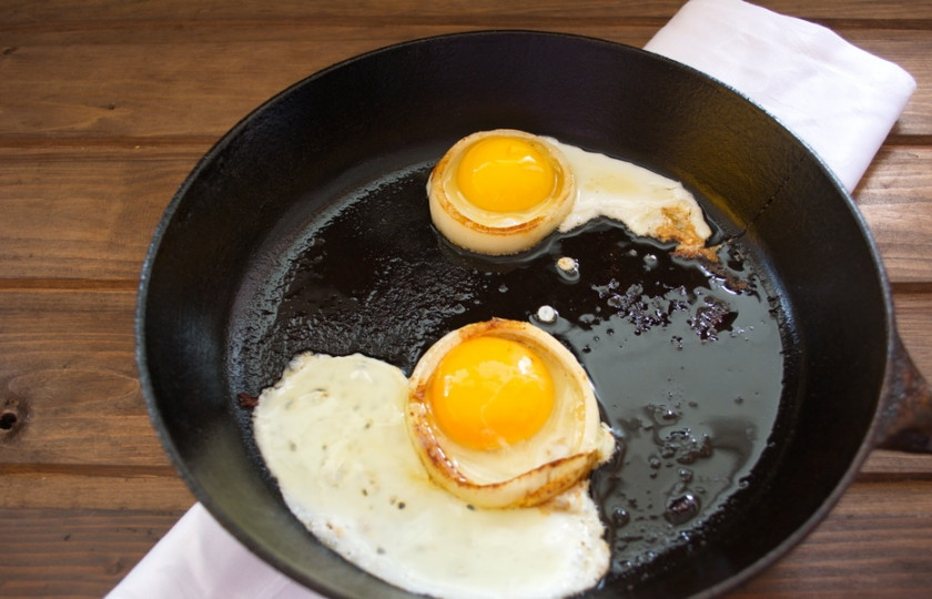 1. Этап. Бифштекс с яйцом: Отделяем белок яйца от желтка. Не разбейте желток. Перенесите желток в полость лука. Пустоту заполните белком. Если белок подтечет- ничего страшного. Мы его удалим.