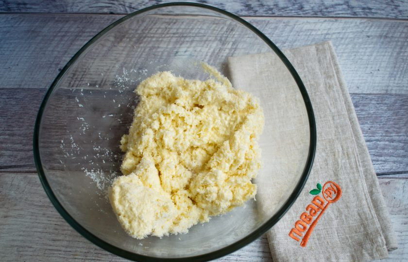 1. Этап. Кокосовое печенье Мечта: Желтки отделите от белков. Желтки, сахар, ванилин взбейте в пышную светлую пену. Добавьте кокосовую стружку, перемешайте.