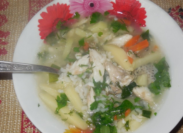 1. Этап. Уха из щучьих голов: В конце в уху добавьте зелень и масло. Дайте супу настояться пару минут под крышкой. Приятного аппетита!