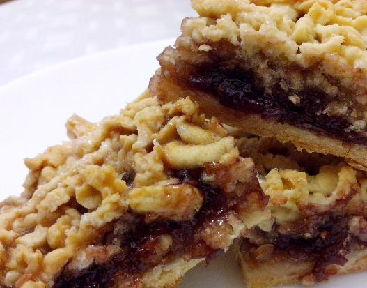 1. Этап. Печенье с вареньем и крошкой: 6. Даем печенью немного остыть, после чего нарезаем его на части. Форму печенья выбирайте сами: они могут быть продолговатые, прямоугольные или квадратные.