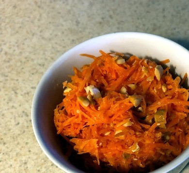 1. Этап. Морковный салат а ля Пина Колада: 5. Измельчаем орехи кешью ножом. 6. Добавляем к моркови ананас, кешью и кокосовое масло. Все хорошо перемешиваем. Примечание: кешью соединять с салатом лучше перед подачей, чтобы сохранился их яркий вкус, так как при настаивании (например, ночью в холодильнике) вбирают в себя влагу из моркови и ананаса, становясь похожим на сырой арахис. Приятного аппетита!