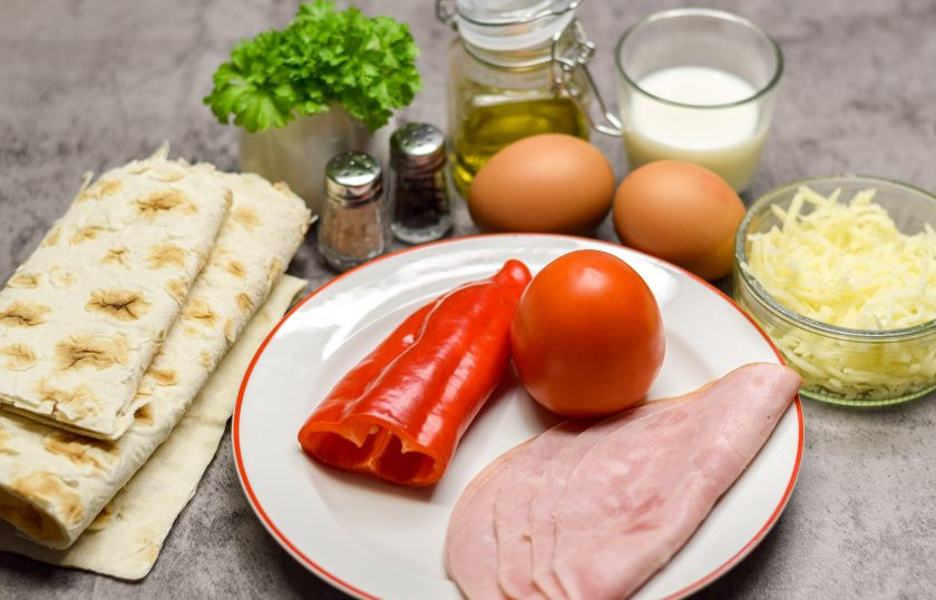 1. Этап. Быстрая пицца на сковороде из лаваша с яйцом: Подготовьте все ингредиенты.