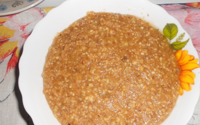 1. Этап. Азербайджанская халва из муки: Переложите халву на тарелку, разровняйте ее и немного остудите. Поставьте тарелку в холодильник на несколько часов. Приятного аппетита!