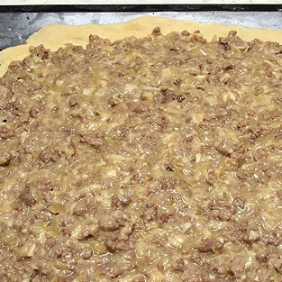 1. Этап. Пирог с сыром и мясом: Выкладываем тонко раскатанное тесто на присыпанный мукой противень. Выкладываем начинку.