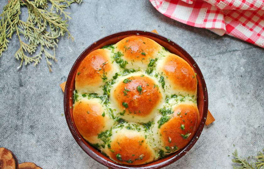 1. Этап. Чесночные булочки в духовке из дрожжевого теста: Готовые булочки достаньте из духовки и сразу смажьте подготовленной смесью. Дождитесь когда все впитается и смажьте булочки остатками. Подавайте готовые чесночные булочки из дрожжевого теста сразу или холодными.