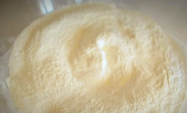 1. Этап. Нежный кекс с творогом: 4. Просейте муку и добавьте в нее разрыхлитель. Несколькими приемами соедините с творожной смесью, перемешайте.