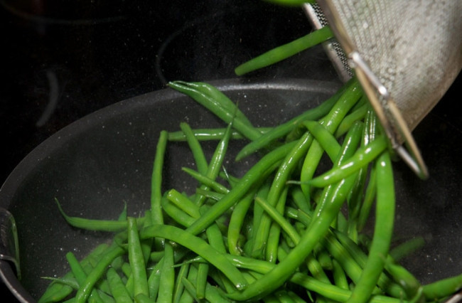1. Этап. Зеленая фасоль с яйцом: 4. Разогрейте сковороду со сливочным маслом и выложите фасоль, обжаривайте ее несколько минут.