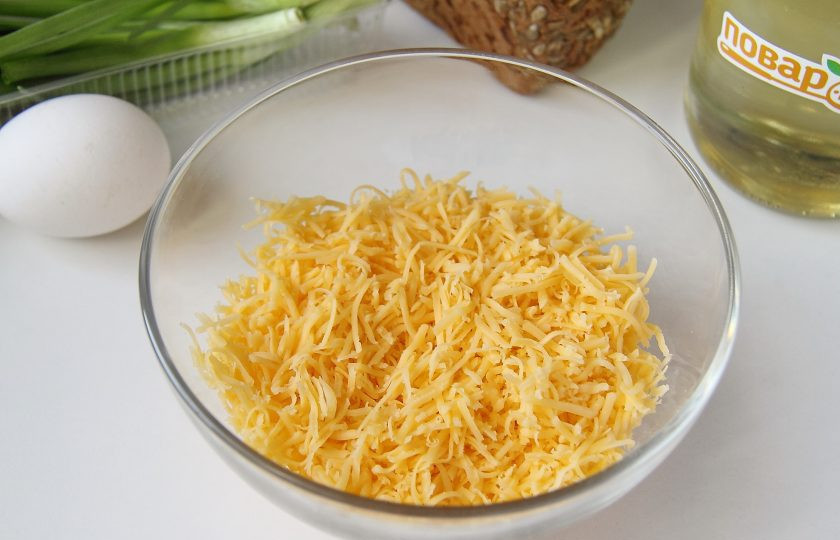 1. Этап. Бутерброды с луком и сыром: Сыр натрите на мелкой терке.