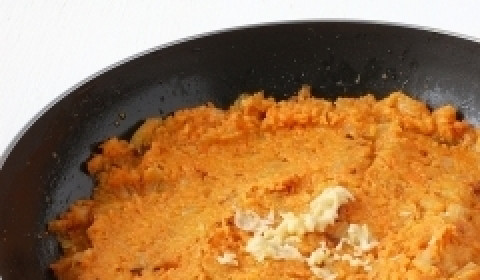 1. Этап. Морковные котлеты постные: Чеснок чистим, измельчаем и добавляем к морковной массе. Хорошо перемешиваем.